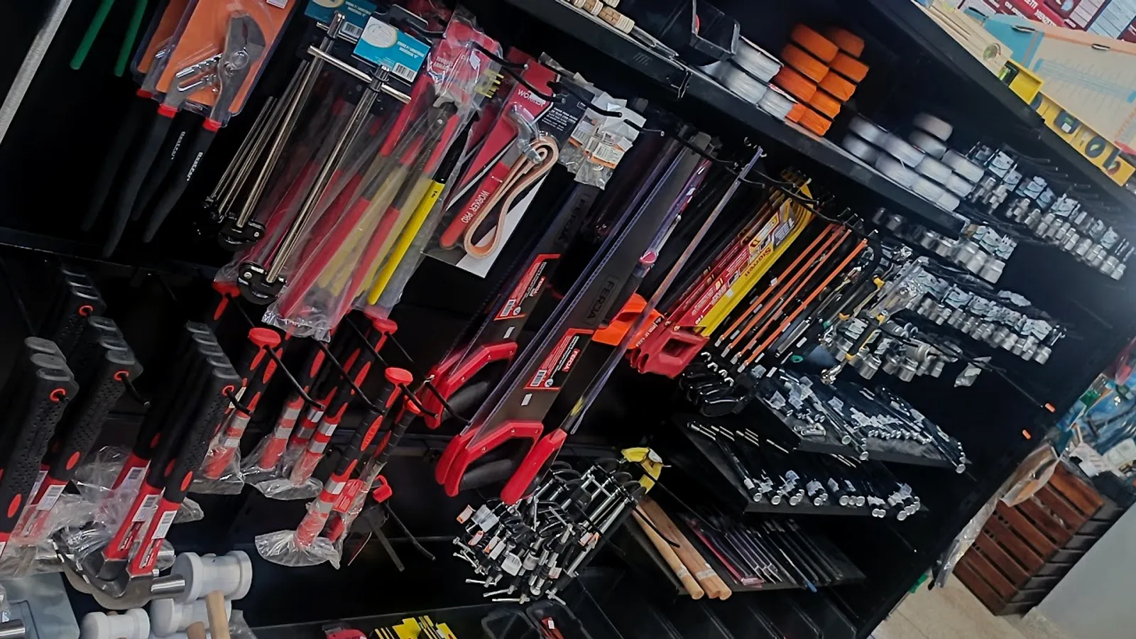 Prateleiras de material de construção, tintas e ferramentas organizadas